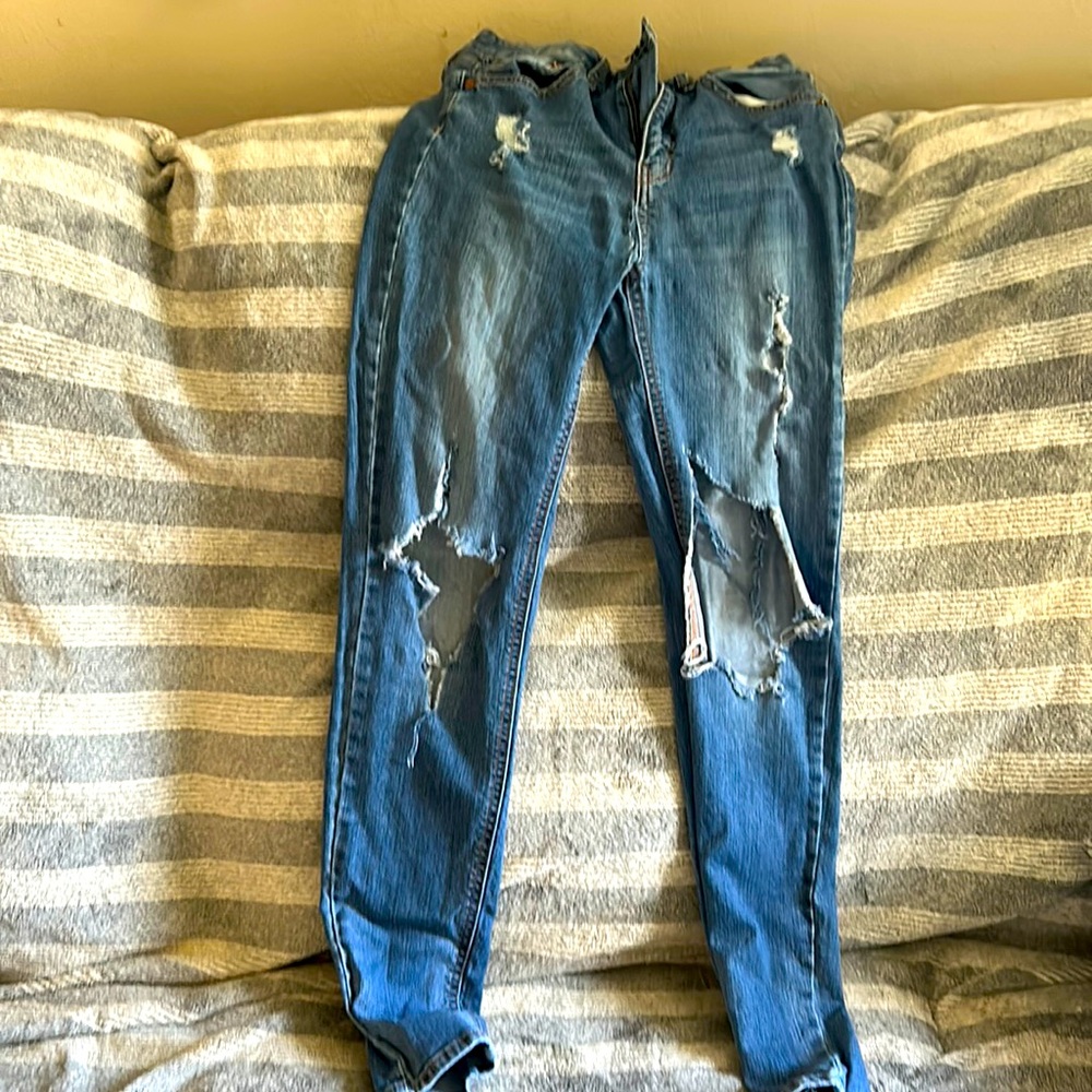WILD FABLE SKINNY TORN JEANS SIZE 2